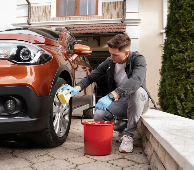 Lavage auto à domicile Saint-André-de-Messei : professionnel intervenant sur un véhicule